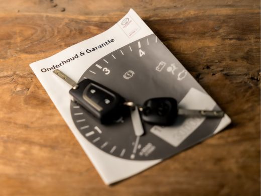 Toyota Yaris 1.0 VVT-i Sport (AIRCO, BLUETOOTH, ELEK RAMEN, GETINT GLAS, SPORTSTOELEN, MULTIFUNCTIONEEL STUURW... ActivLease financial lease