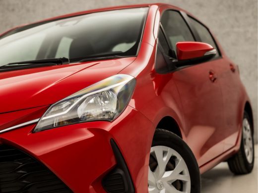 Toyota Yaris 1.0 VVT-i Sport (AIRCO, BLUETOOTH, ELEK RAMEN, GETINT GLAS, SPORTSTOELEN, MULTIFUNCTIONEEL STUURW... ActivLease financial lease
