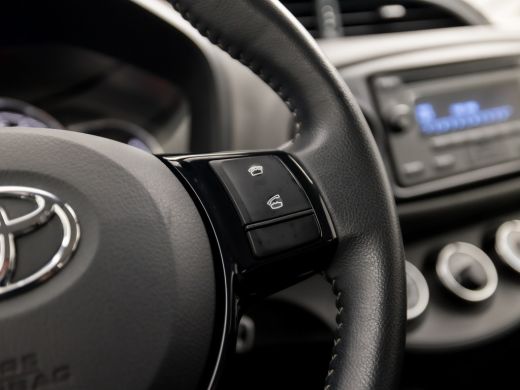 Toyota Yaris 1.0 VVT-i Sport (AIRCO, BLUETOOTH, ELEK RAMEN, GETINT GLAS, SPORTSTOELEN, MULTIFUNCTIONEEL STUURW... ActivLease financial lease