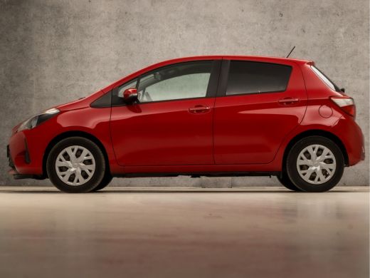 Toyota Yaris 1.0 VVT-i Sport (AIRCO, BLUETOOTH, ELEK RAMEN, GETINT GLAS, SPORTSTOELEN, MULTIFUNCTIONEEL STUURW... ActivLease financial lease