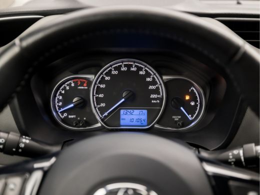 Toyota Yaris 1.0 VVT-i Sport (AIRCO, BLUETOOTH, ELEK RAMEN, GETINT GLAS, SPORTSTOELEN, MULTIFUNCTIONEEL STUURW... ActivLease financial lease