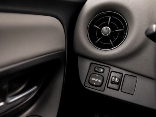 Toyota Yaris 1.0 VVT-i Sport (AIRCO, BLUETOOTH, ELEK RAMEN, GETINT GLAS, SPORTSTOELEN, MULTIFUNCTIONEEL STUURW... ActivLease financial lease