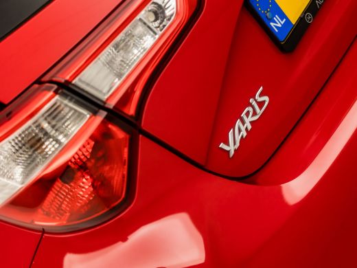 Toyota Yaris 1.0 VVT-i Sport (AIRCO, BLUETOOTH, ELEK RAMEN, GETINT GLAS, SPORTSTOELEN, MULTIFUNCTIONEEL STUURW... ActivLease financial lease