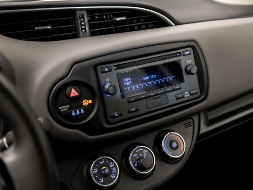 Toyota Yaris 1.0 VVT-i Sport (AIRCO, BLUETOOTH, ELEK RAMEN, GETINT GLAS, SPORTSTOELEN, MULTIFUNCTIONEEL STUURW... ActivLease financial lease