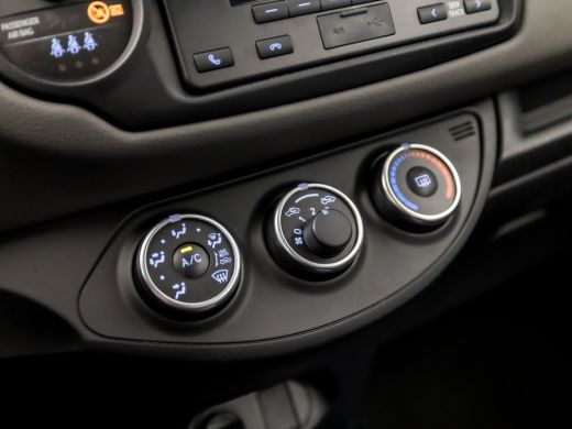 Toyota Yaris 1.0 VVT-i Sport (AIRCO, BLUETOOTH, ELEK RAMEN, GETINT GLAS, SPORTSTOELEN, MULTIFUNCTIONEEL STUURW... ActivLease financial lease