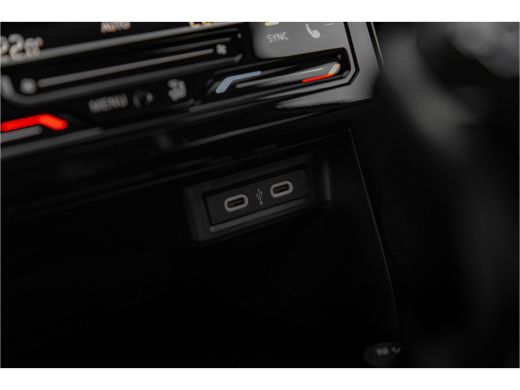 Volkswagen T-Cross 1.0 TSI Life Edition | Trekhaak | Navigatie | PDC V+A | Apple Carplay | Camera achter | ActivLease financial lease