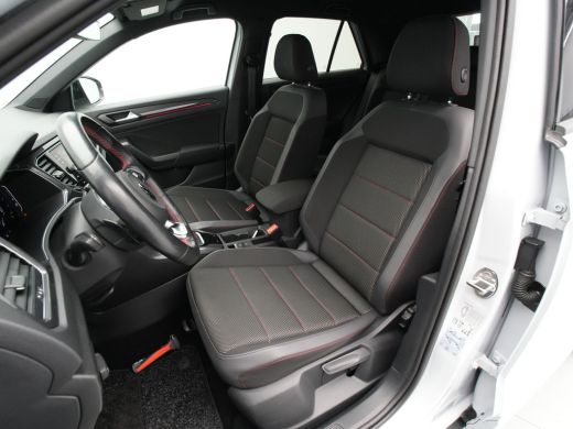 Volkswagen T-Roc 1.5 TSI 150pk DSG R-Line Business Navigatie Carplay Camera 19" velgen Trekhaak Keyless 173 ActivLease financial lease