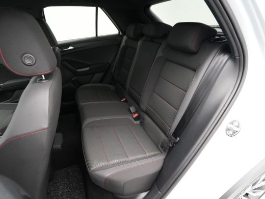 Volkswagen T-Roc 1.5 TSI 150pk DSG R-Line Business Navigatie Carplay Camera 19" velgen Trekhaak Keyless 173 ActivLease financial lease