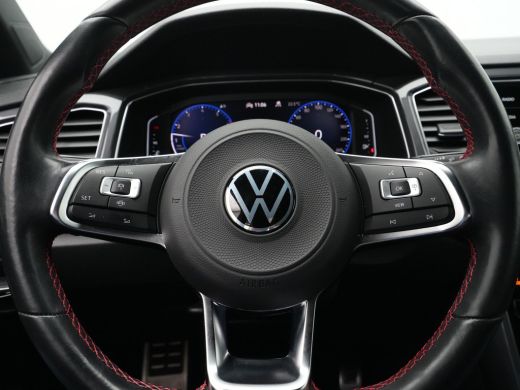 Volkswagen T-Roc 1.5 TSI 150pk DSG R-Line Business Navigatie Carplay Camera 19" velgen Trekhaak Keyless 173 ActivLease financial lease