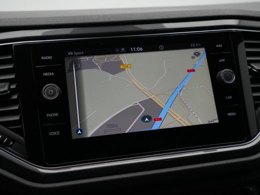 Volkswagen T-Roc 1.5 TSI 150pk DSG R-Line Business Navigatie Carplay Camera 19" velgen Trekhaak Keyless 173 ActivLease financial lease