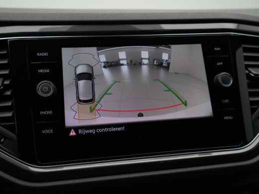 Volkswagen T-Roc 1.5 TSI 150pk DSG R-Line Business Navigatie Carplay Camera 19" velgen Trekhaak Keyless 173 ActivLease financial lease