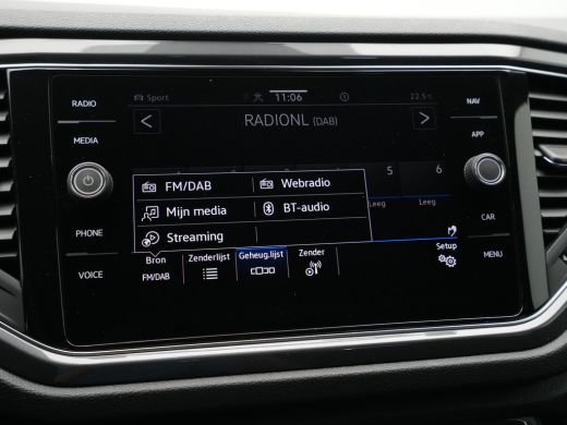 Volkswagen T-Roc 1.5 TSI 150pk DSG R-Line Business Navigatie Carplay Camera 19" velgen Trekhaak Keyless 173 ActivLease financial lease