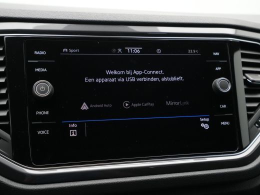 Volkswagen T-Roc 1.5 TSI 150pk DSG R-Line Business Navigatie Carplay Camera 19" velgen Trekhaak Keyless 173 ActivLease financial lease