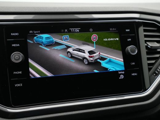 Volkswagen T-Roc 1.5 TSI 150pk DSG R-Line Business Navigatie Carplay Camera 19" velgen Trekhaak Keyless 173 ActivLease financial lease