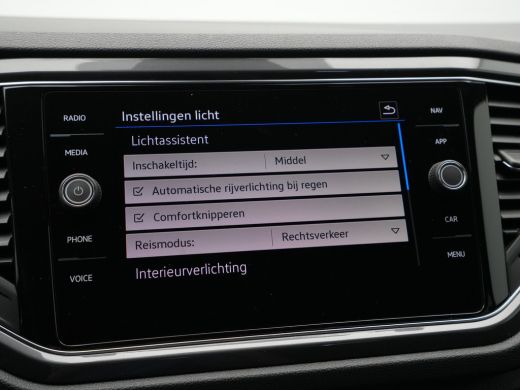 Volkswagen T-Roc 1.5 TSI 150pk DSG R-Line Business Navigatie Carplay Camera 19" velgen Trekhaak Keyless 173 ActivLease financial lease