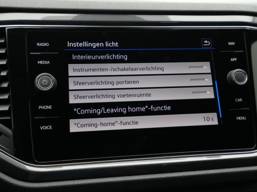 Volkswagen T-Roc 1.5 TSI 150pk DSG R-Line Business Navigatie Carplay Camera 19" velgen Trekhaak Keyless 173 ActivLease financial lease