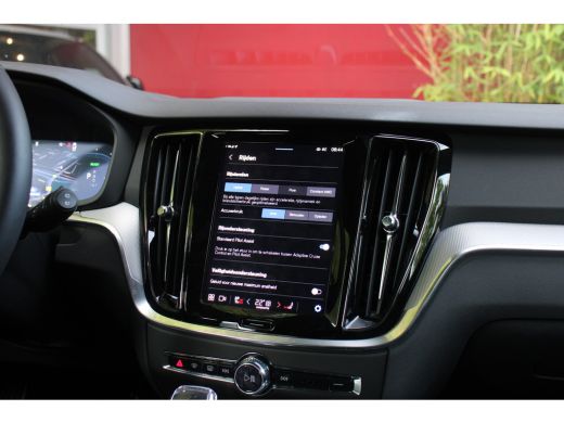 Volvo  V60 2.0 T6 Plug-in hybrid AWD Plus Dark | Trekhaak | 360 Camera | Harman/Kardon | Memory | Pilot Assist ActivLease financial lease