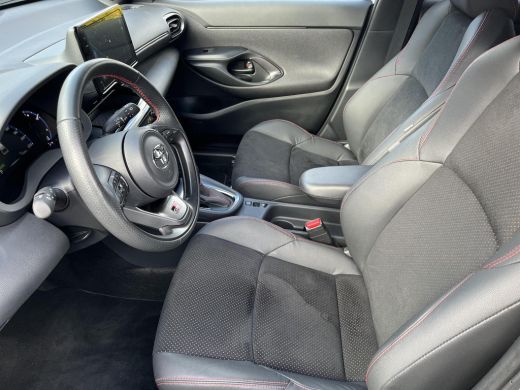 Toyota Yaris Cross 1.5 Hybrid GR Sport | Navigatiesysteem | Stoel- en stuurwielverwarming | PDC ActivLease financial lease