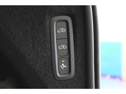 Volvo  XC90 T8 455PK AWD Ultra Dark | Massage | Luchtvering | Trekhaak | 22" | Gelaagd glas ActivLease financial lease