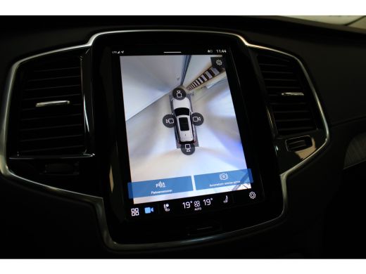 Volvo  XC90 T8 455PK AWD Ultra Dark | Massage | Luchtvering | Trekhaak | 22" | Gelaagd glas ActivLease financial lease