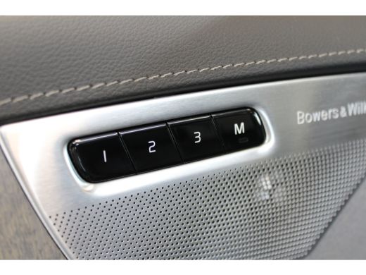 Volvo  XC90 T8 455PK AWD Ultra Dark | Massage | Luchtvering | Trekhaak | 22" | Gelaagd glas ActivLease financial lease