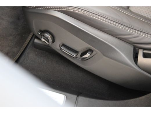 Volvo  XC90 T8 455PK AWD Ultra Dark | Massage | Luchtvering | Trekhaak | 22" | Gelaagd glas ActivLease financial lease