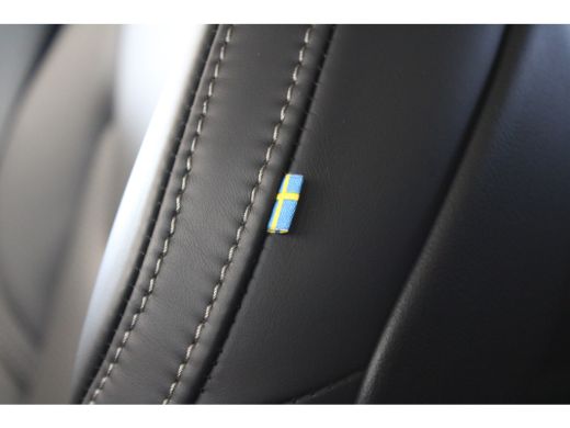 Volvo  XC90 T8 455PK AWD Ultra Dark | Massage | Luchtvering | Trekhaak | 22" | Gelaagd glas ActivLease financial lease