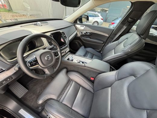 Volvo  XC90 T8 455PK AWD Ultra Dark | Massage | Luchtvering | Trekhaak | 22" | Gelaagd glas ActivLease financial lease