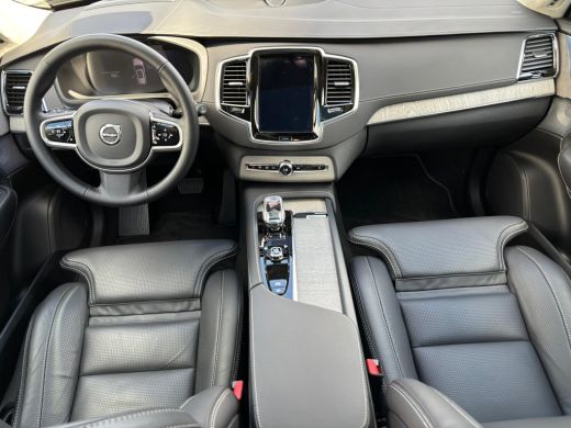 Volvo  XC90 T8 455PK AWD Ultra Dark | Massage | Luchtvering | Trekhaak | 22" | Gelaagd glas ActivLease financial lease
