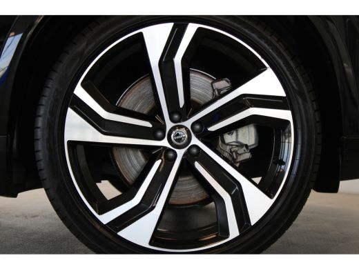 Volvo  XC90 T8 455PK AWD Ultra Dark | Massage | Luchtvering | Trekhaak | 22" | Gelaagd glas ActivLease financial lease