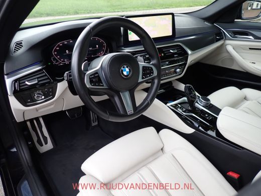 BMW 5 Serie Touring 520i LCI M-PAKKET SHADOWLINE PANODAK/COMFORTLEER/TREKHAAK ActivLease financial lease