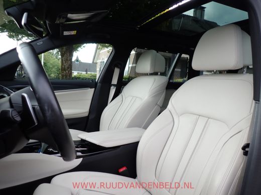 BMW 5 Serie Touring 520i LCI M-PAKKET SHADOWLINE PANODAK/COMFORTLEER/TREKHAAK ActivLease financial lease