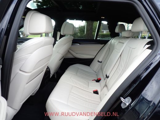 BMW 5 Serie Touring 520i LCI M-PAKKET SHADOWLINE PANODAK/COMFORTLEER/TREKHAAK ActivLease financial lease