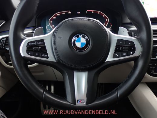 BMW 5 Serie Touring 520i LCI M-PAKKET SHADOWLINE PANODAK/COMFORTLEER/TREKHAAK ActivLease financial lease