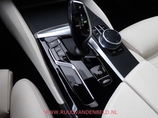 BMW 5 Serie Touring 520i LCI M-PAKKET SHADOWLINE PANODAK/COMFORTLEER/TREKHAAK ActivLease financial lease