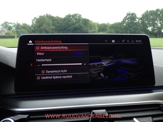 BMW 5 Serie Touring 520i LCI M-PAKKET SHADOWLINE PANODAK/COMFORTLEER/TREKHAAK ActivLease financial lease