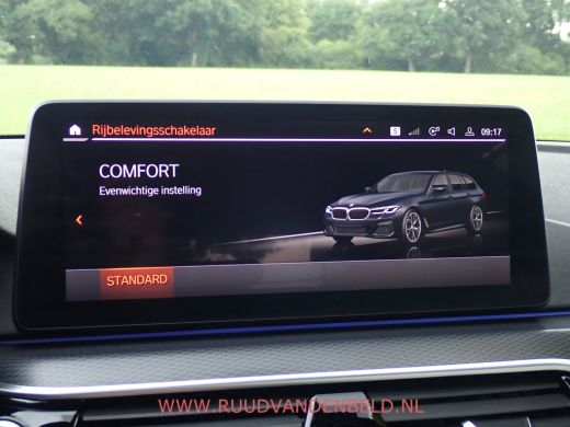 BMW 5 Serie Touring 520i LCI M-PAKKET SHADOWLINE PANODAK/COMFORTLEER/TREKHAAK ActivLease financial lease