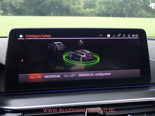 BMW 5 Serie Touring 520i LCI M-PAKKET SHADOWLINE PANODAK/COMFORTLEER/TREKHAAK ActivLease financial lease