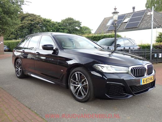 BMW 5 Serie Touring 520i LCI M-PAKKET SHADOWLINE PANODAK/COMFORTLEER/TREKHAAK ActivLease financial lease