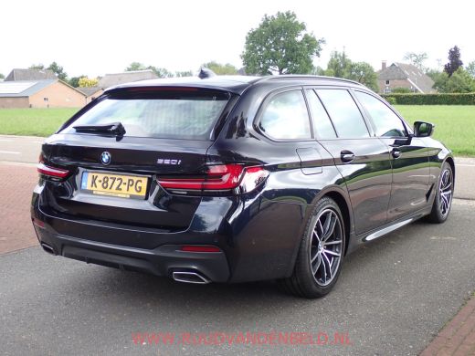 BMW 5 Serie Touring 520i LCI M-PAKKET SHADOWLINE PANODAK/COMFORTLEER/TREKHAAK ActivLease financial lease