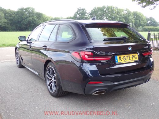 BMW 5 Serie Touring 520i LCI M-PAKKET SHADOWLINE PANODAK/COMFORTLEER/TREKHAAK ActivLease financial lease