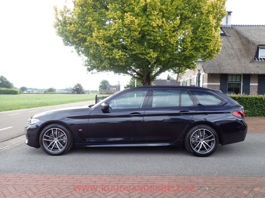 BMW 5 Serie Touring 520i LCI M-PAKKET SHADOWLINE PANODAK/COMFORTLEER/TREKHAAK ActivLease financial lease