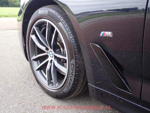 BMW 5 Serie Touring 520i LCI M-PAKKET SHADOWLINE PANODAK/COMFORTLEER/TREKHAAK ActivLease financial lease