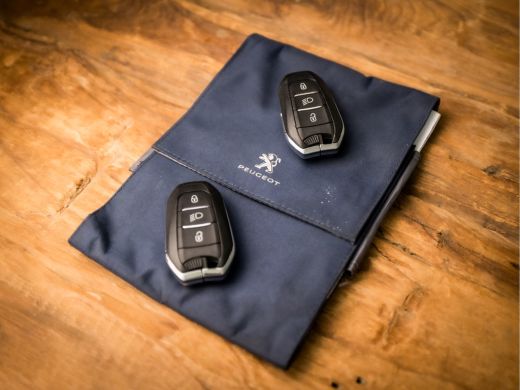 Peugeot 2008 1.2 PureTech Sport (VIRTUAL COCKPIT, APPLE CARPLAY, 360 CAMERA, GETINT GLAS, LEDER, SPORTSTOELEN,... ActivLease financial lease