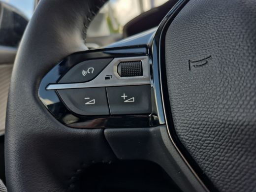 Peugeot e-208 EV Allure 51 kWh 3 fase laden | Camera | Warmtepomp | LED | Half leder | ActivLease financial lease