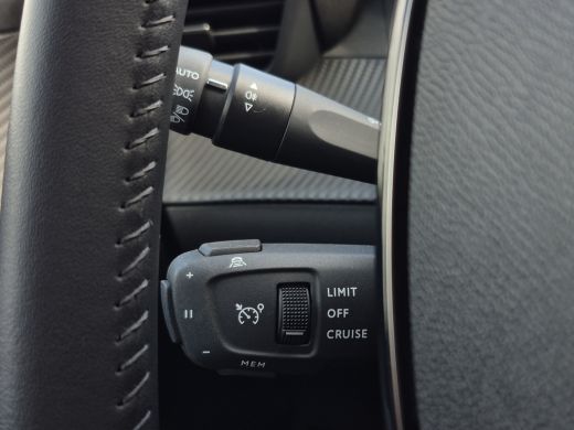 Peugeot e-208 EV Allure 51 kWh 3 fase laden | Camera | Warmtepomp | LED | Half leder | ActivLease financial lease