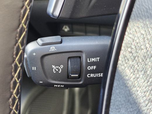 Peugeot 2008 1.2 Hybrid 136 GT | Achterbank in delen neerklapbaar | Achteruitrijcamera | Airco (automatisch) ActivLease financial lease