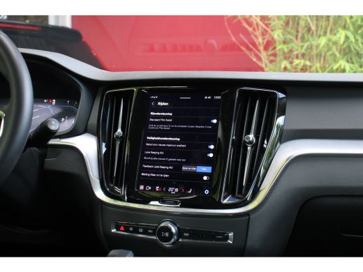 Volvo  V60 2.0 B3 Essential Edition | Trekhaak | Camera | Adaptive Cruise | Stuur/stoelverwarming | 18" Velgen ActivLease financial lease