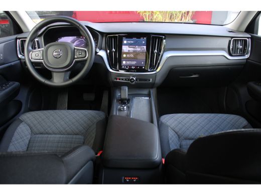 Volvo  V60 2.0 B3 Essential Edition | Trekhaak | Camera | Adaptive Cruise | Stuur/stoelverwarming | 18" Velgen ActivLease financial lease