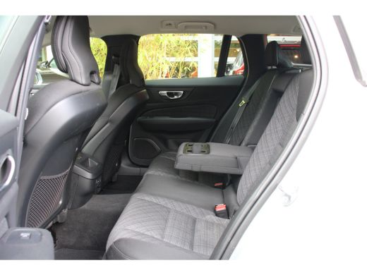 Volvo  V60 2.0 B3 Essential Edition | Trekhaak | Camera | Adaptive Cruise | Stuur/stoelverwarming | 18" Velgen ActivLease financial lease